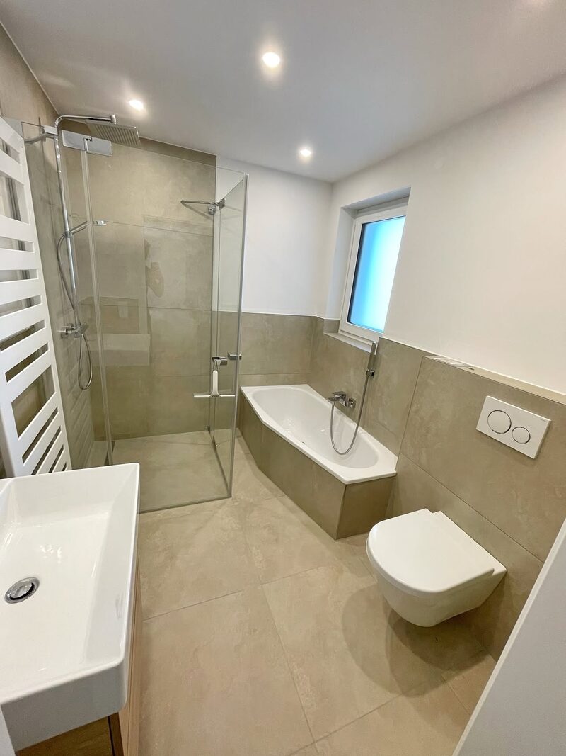 Neues Bad mit Walk-in-Dusche – Hässler Renovierung