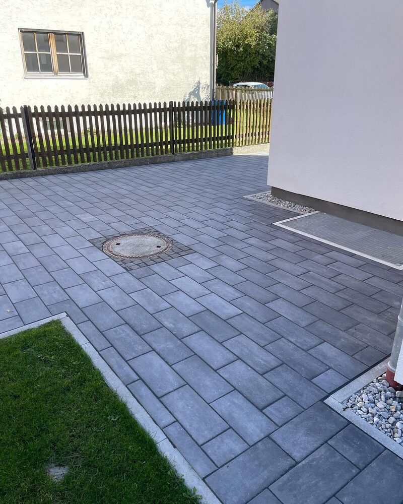 Gepflasterte Einfahrt – Hässler Renovierung